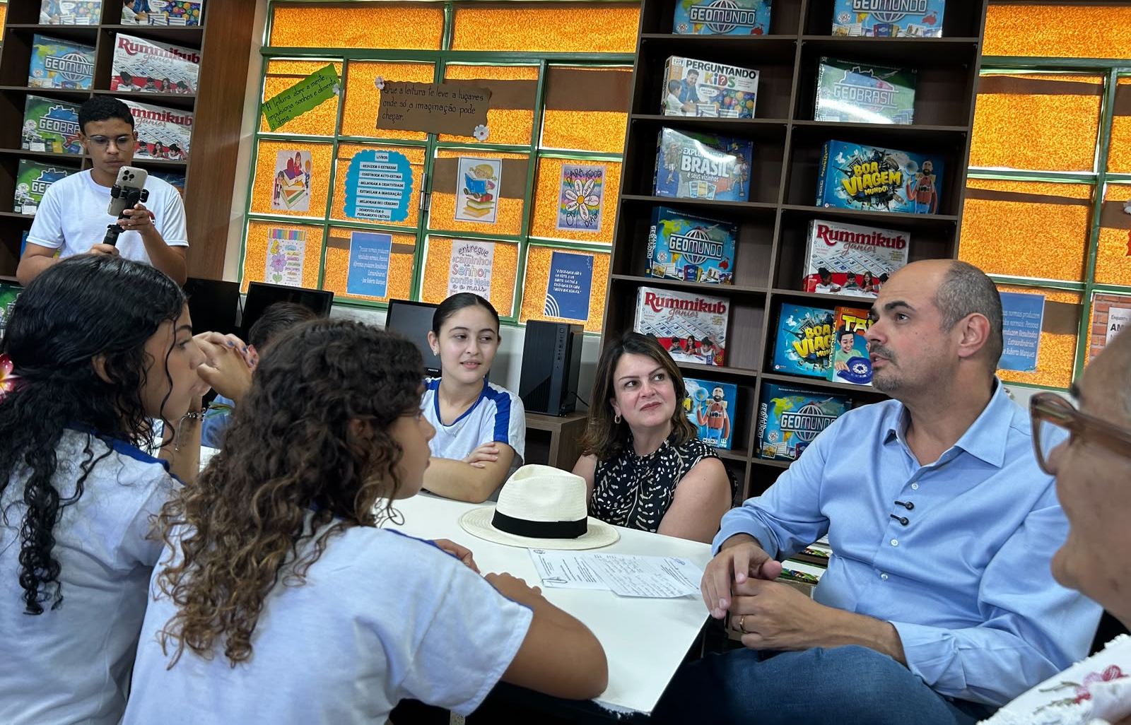 Governador de Minas Gerais participa da vistoria de entrega da nova biblioteca escolar em Galileia